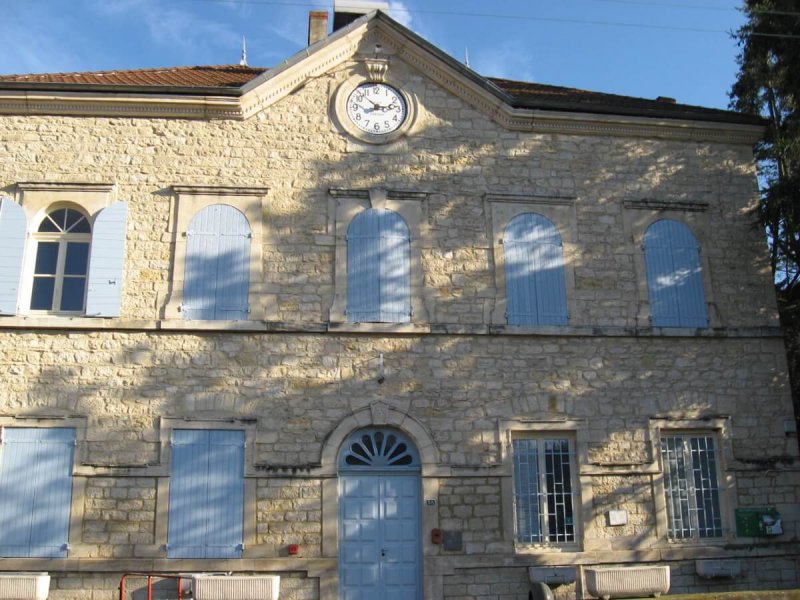 Le bâtiment avec l'horloge publique 2