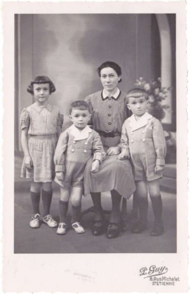 La fratrie et leur maman chez le photographe