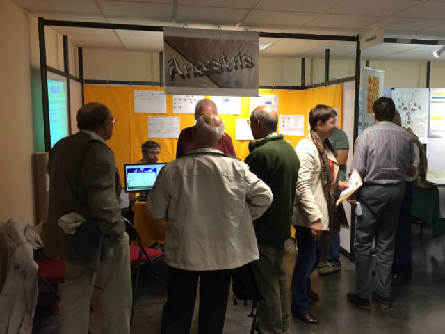 La foule devant le stand d'Ancestris